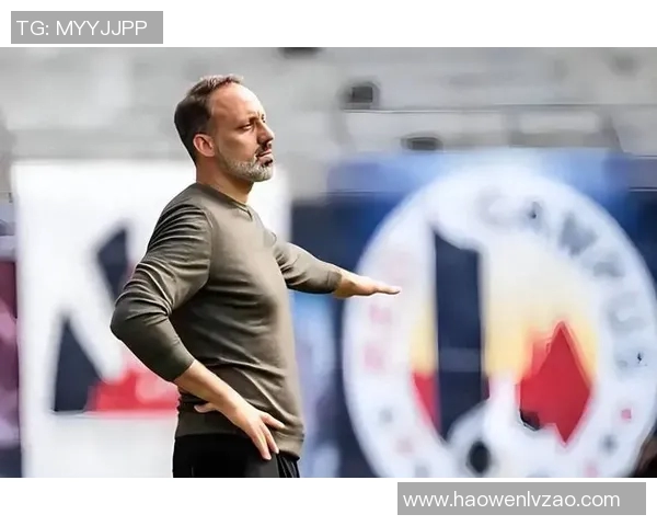 足球明星手拿大刀展现勇气与决心引发球迷热议